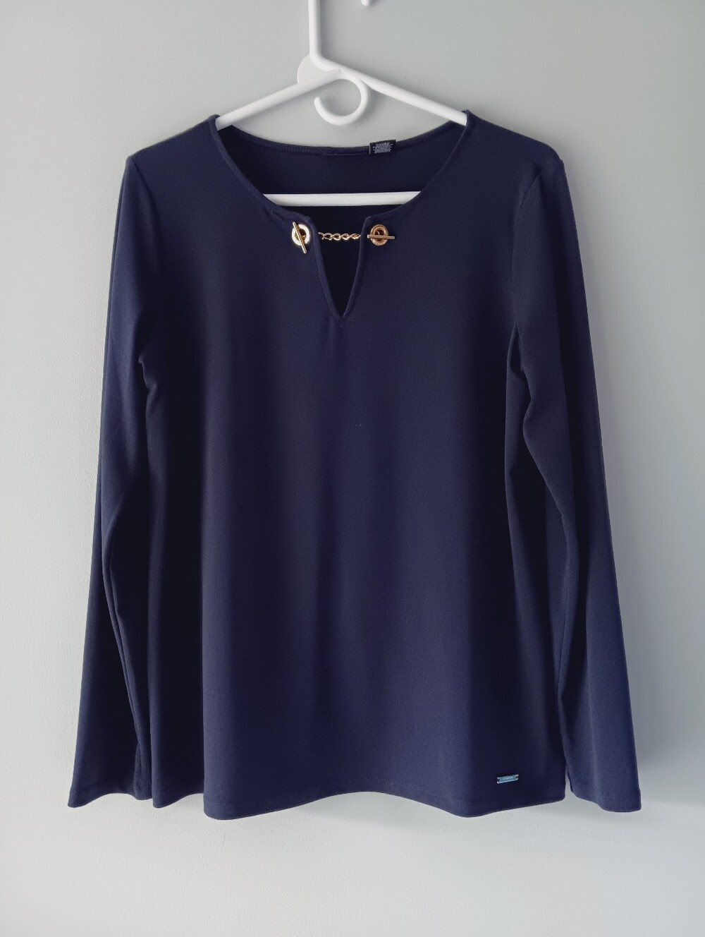 Tahari Blouse Gold Chain Split Round Neckline Long Sleeve Navy Blue Medium